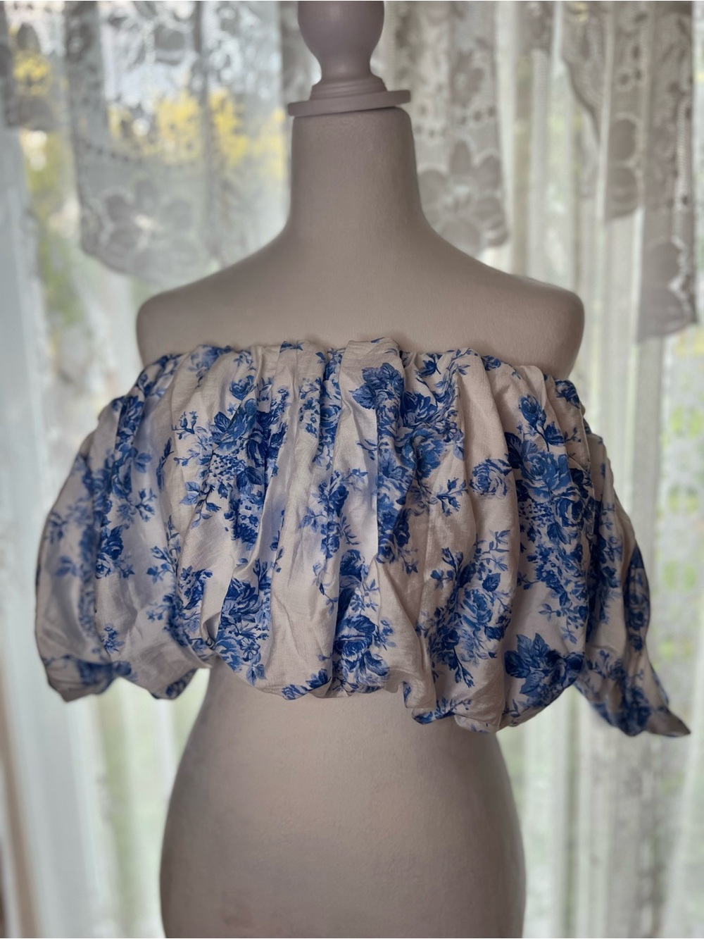 NWT iris White Off-Shoulder Crop Top with Blue Floral Print Medium